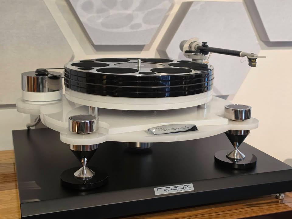 The Muarah MT1 “Chess” – a distinctive black-and-white interpretation of the MT1 turntable –…